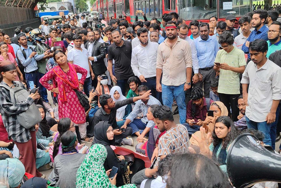 Protesters take positions at Doyel Chattar, in front of HC