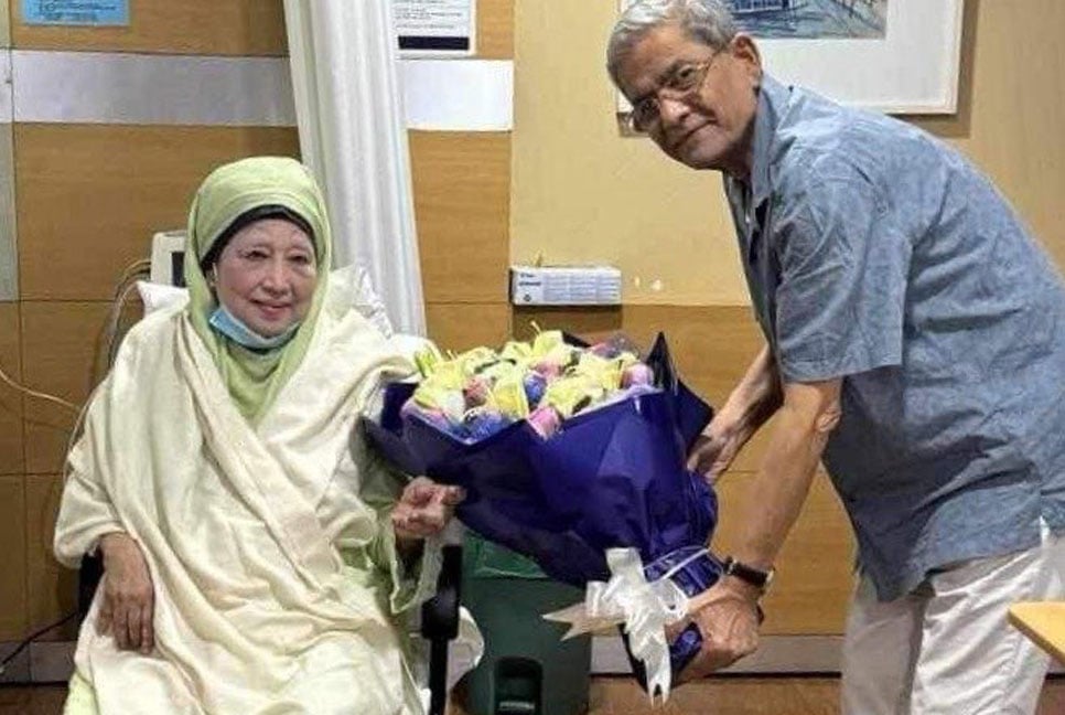 Mirza Fakhrul greets Khaleda Zia with flower bouquet