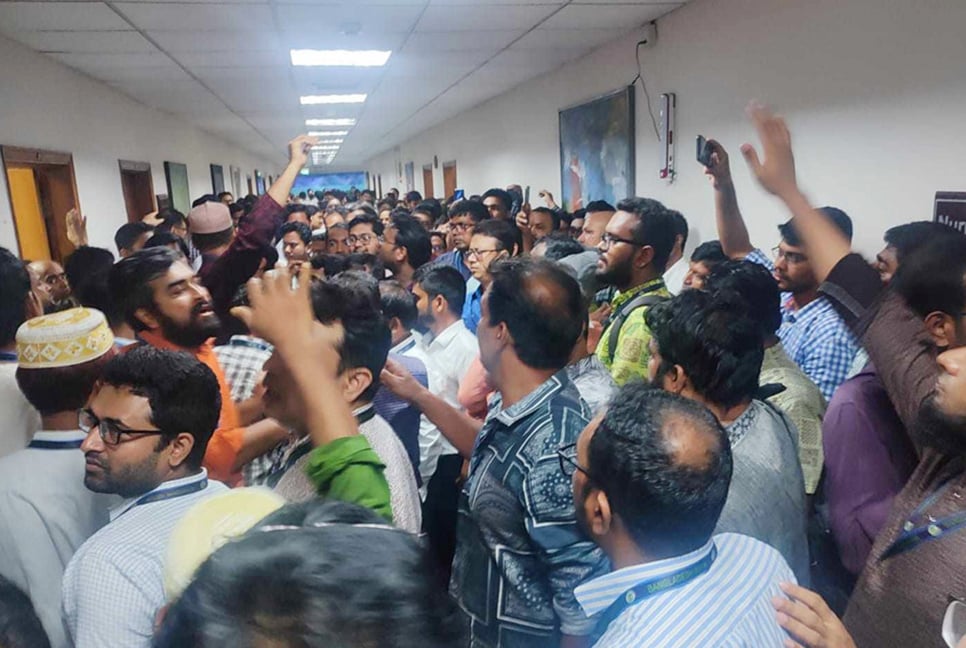 Six top officials resign amid protests at Bangladesh Bank Online Version