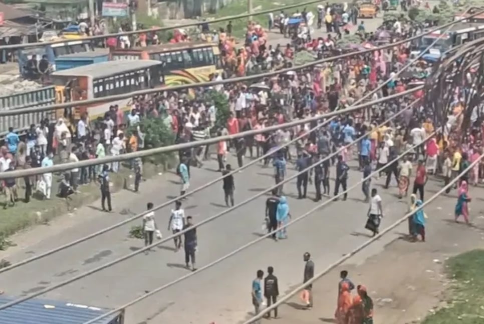 RMG workers stage demo blocking Dhaka-M’sing highway